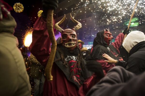 Участники фестиваля Correfoc в Пальма-де-Мальорке, Испания Участники фестиваля Correfoc в Пальма-де-Мальорке, Испания