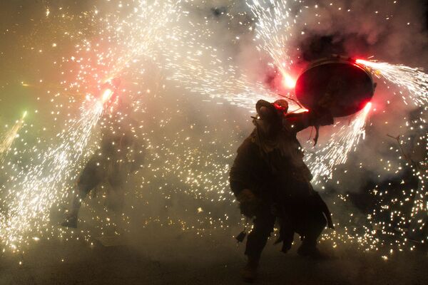 Участник фестиваля Correfoc в Пальма-де-Мальорке, Испания Участник фестиваля Correfoc в Пальма-де-Мальорке, Испания