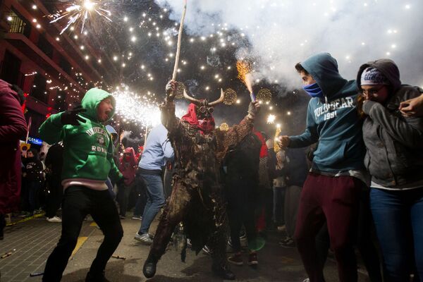 Участники фестиваля Correfoc в Пальма-де-Мальорке, Испания Участники фестиваля Correfoc в Пальма-де-Мальорке, Испания