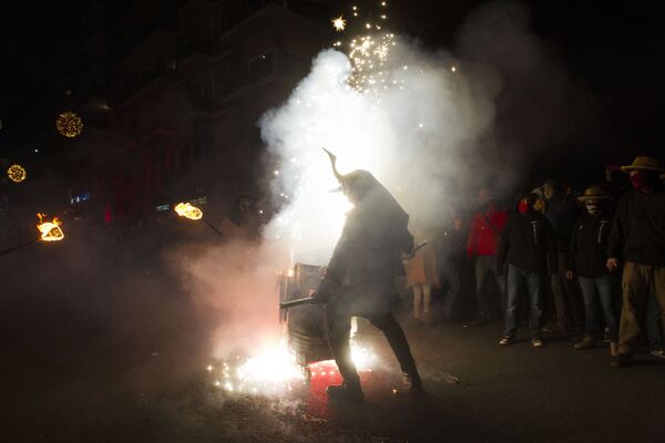 Участник фестиваля Correfoc в костюме демона в Пальма-де-Мальорке, Испания Участник фестиваля Correfoc в костюме демона в Пальма-де-Мальорке, Испания
