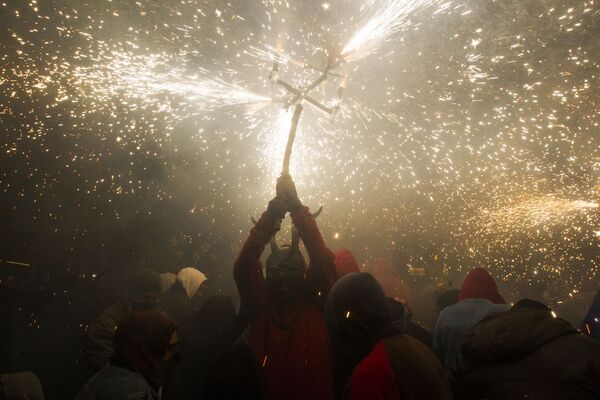 Участник фестиваля Correfoc в костюме демона в Пальма-де-Мальорке, Испания Участник фестиваля Correfoc в костюме демона в Пальма-де-Мальорке, Испания