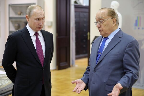 Президент РФ Владимир Путин и ректор Московского государственного университета имени М. В. Ломоносова Виктор Садовничий Президент РФ Владимир Путин и ректор Московского государственного университета имени М. В. Ломоносова Виктор Садовничий