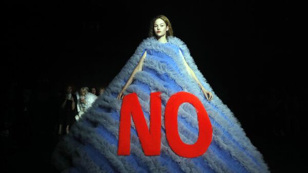 Показ коллекции Viktor and Rolf на Неделе моды Haute Couture в Париже Показ коллекции Viktor and Rolf на Неделе моды Haute Couture в Париже
