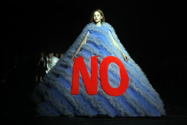 Показ коллекции Viktor and Rolf на Неделе моды Haute Couture в Париже Показ коллекции Viktor and Rolf на Неделе моды Haute Couture в Париже