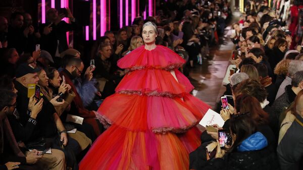 Показ коллекции Schiaparelli's на Неделе моды Haute Couture в Париже Показ коллекции Schiaparelli's на Неделе моды Haute Couture в Париже