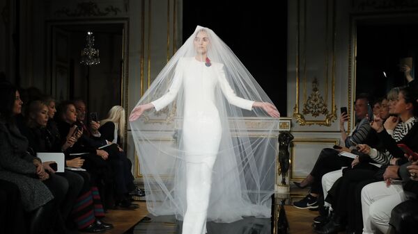 Показ коллекции Armani на Неделе моды Haute Couture в Париже Показ коллекции Armani на Неделе моды Haute Couture в Париже