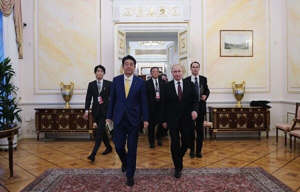 Президент РФ Владимир Путин и премьер-министр Японии Синдзо Абэ во время встречи в Москве. 22 января 2019 Президент РФ Владимир Путин и премьер-министр Японии Синдзо Абэ во время встречи в Москве. 22 января 2019