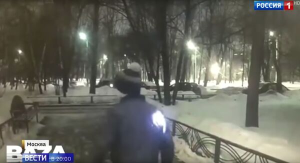 Подросток в горящей одежде выбегает из подъезда Подросток в горящей одежде выбегает из подъезда