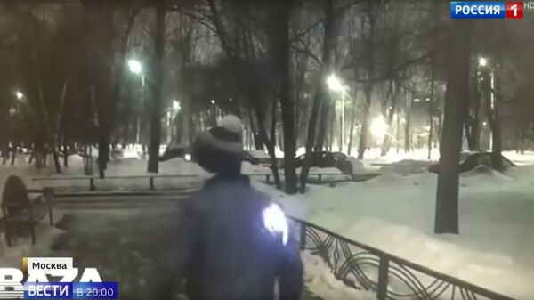 Подросток в горящей одежде выбегает из подъезда Подросток в горящей одежде выбегает из подъезда