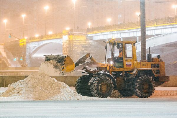 Уборка снега на улицах Москвы Уборка снега на улицах Москвы