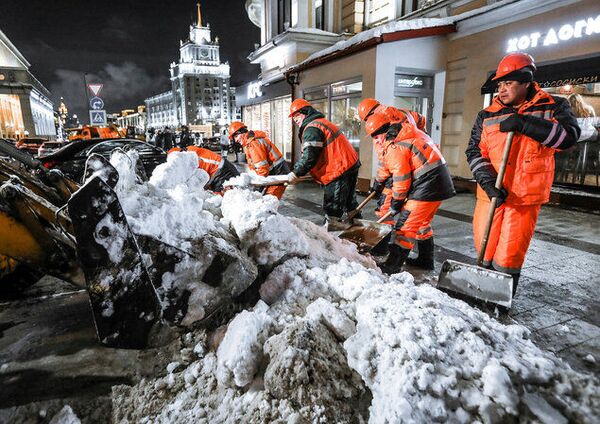 Уборка снега на улицах Москвы Уборка снега на улицах Москвы