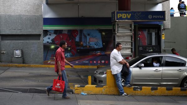 Жители Каракаса у заправочной станции PDVSA Жители Каракаса у заправочной станции PDVSA