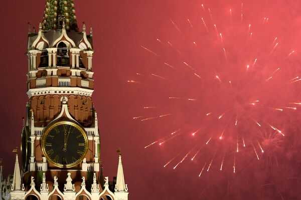 Праздничный салют, посвященный встрече Нового года, в Москве