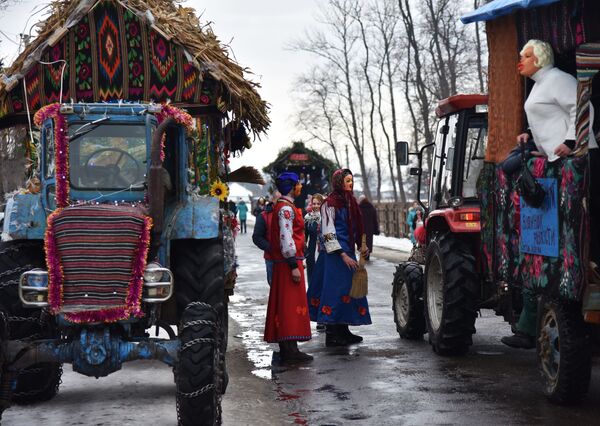 Участники празднования Маланки в селе Вашковцы Черновицкой области