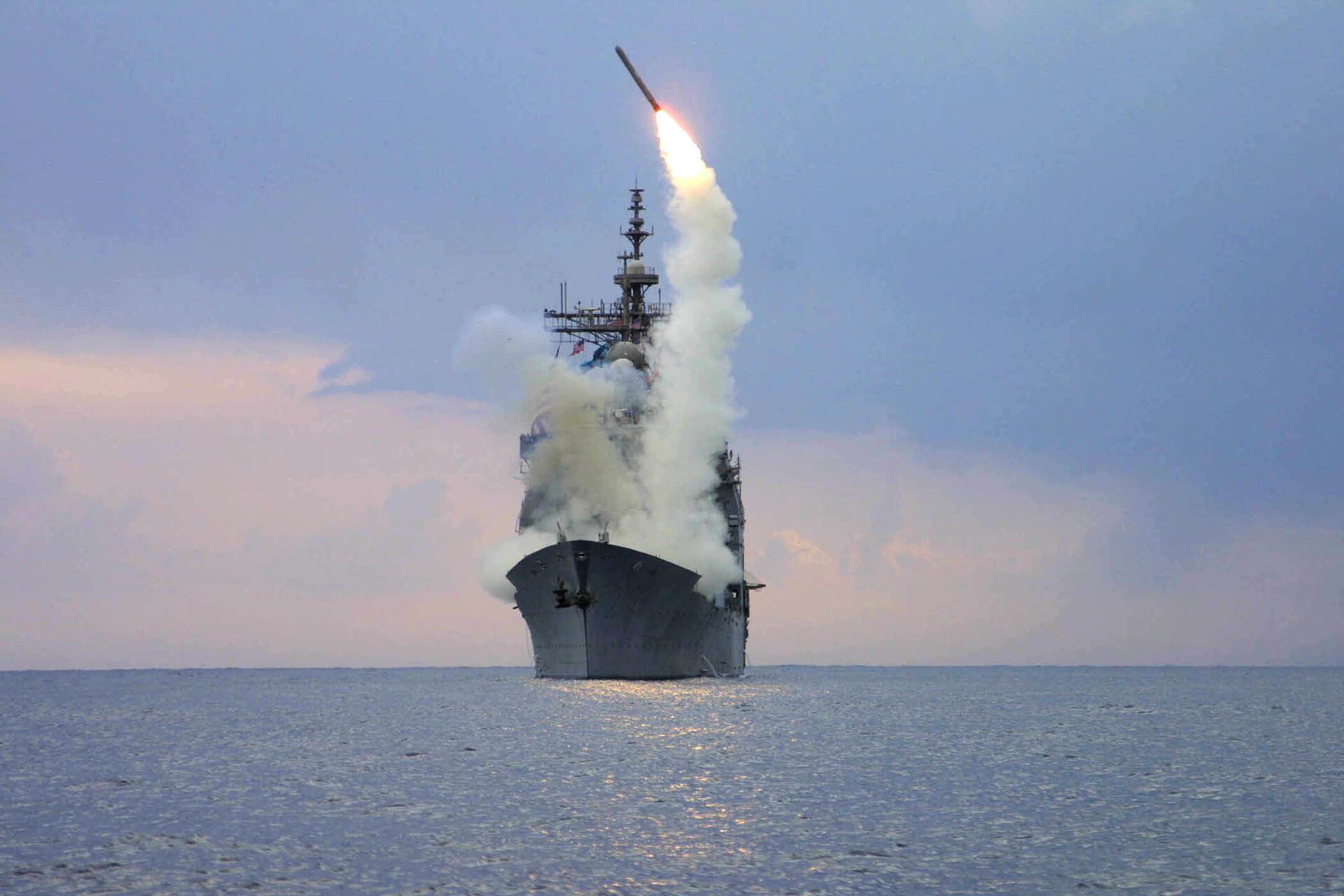 Запуск крылатой ракеты Томагавк с американского военного корабля USS Cape St. George Запуск крылатой ракеты Томагавк с американского военного корабля USS Cape St. George - РИА Новости, 1920, 25.12.2020