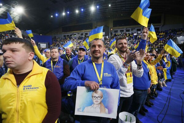 Сторонники кандидата в президенты Украины Юлии Тимошенко на съезде партии Батькивщина Сторонники кандидата в президенты Украины Юлии Тимошенко на съезде партии Батькивщина