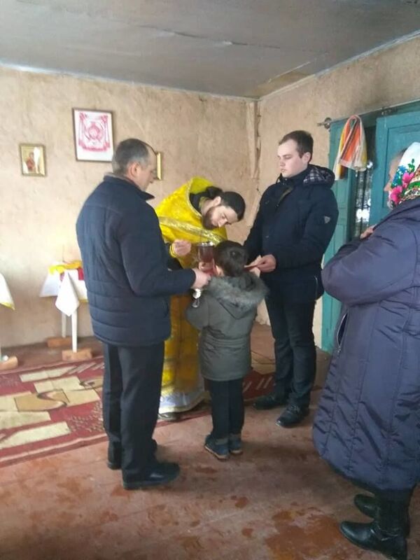 Община УПЦ в селе Ничеговка совершает первую литургию в ветхом доме после захвата ее храма раскольниками Община УПЦ в селе Ничеговка совершает первую литургию в ветхом доме после захвата ее храма раскольниками
