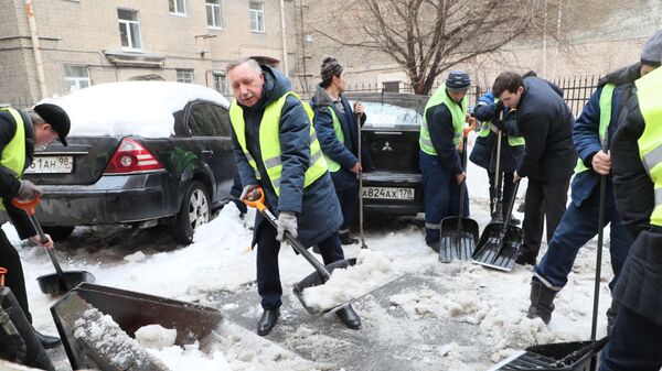 Врио губернатора Санкт-Петербурга Александр Беглов принял участие в уборке города от снега и наледи Врио губернатора Санкт-Петербурга Александр Беглов принял участие в уборке города от снега и наледи