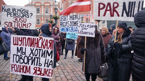 Участники митинга в поддержку мэра Риги Нила Ушакова на Ратушной площади латвийской столиц Участники митинга в поддержку мэра Риги Нила Ушакова на Ратушной площади латвийской столиц