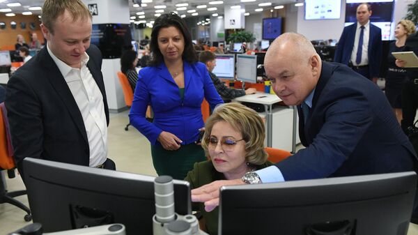 Председатель Совета Федерации РФ Валентина Матвиенко во время посещения МИА Россия сегодня Председатель Совета Федерации РФ Валентина Матвиенко во время посещения МИА Россия сегодня
