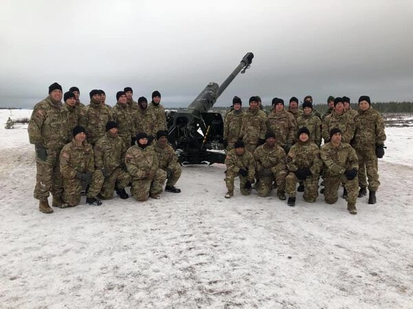 Американские военные тренируются стрелять из советской пушки Д-30 Американские военные тренируются стрелять из советской пушки Д-30