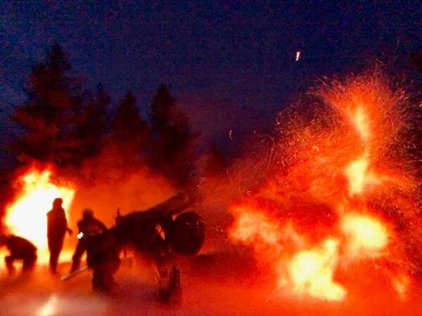 Американские военные тренируются стрелять из советской пушки Д-30 Американские военные тренируются стрелять из советской пушки Д-30