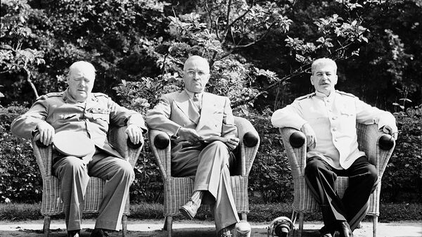 Премьер-министр Великобритании У. Черчилль, президент США Г. Трумэн, председатель Совета народных комиссаров СССР и председатель Государственного комитета Обороны СССР, Генеральный секретарь ЦК ВКП (б), И.В.Сталин на Потсдамской конференции, 1945 год Премьер-министр Великобритании У. Черчилль, президент США Г. Трумэн, председатель Совета народных комиссаров СССР и председатель Государственного комитета Обороны СССР, Генеральный секретарь ЦК ВКП (б), И.В.Сталин на Потсдамской конференции, 1945 год