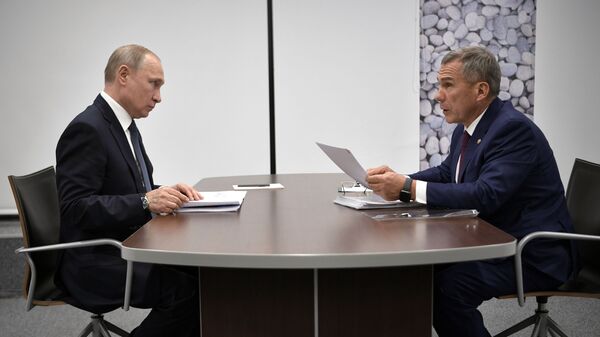 Владимир Путин и президент Республики Татарстан Рустам Минниханов во время встречи. 13 февраля 2019 Владимир Путин и президент Республики Татарстан Рустам Минниханов во время встречи. 13 февраля 2019