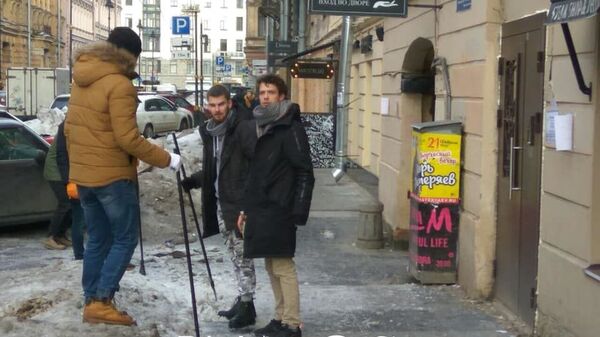Бармены расчищают снег и наледь на улице Рубинштейна в Санкт-Петербурге Бармены расчищают снег и наледь на улице Рубинштейна в Санкт-Петербурге