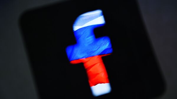 Логотип социальной сети Фейсбук на фоне российского флага