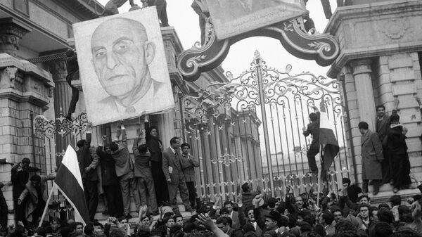 Сторонники Мосаддыка у ворот здания парламента в Тегеране. 2 марта 1953 Сторонники Мосаддыка у ворот здания парламента в Тегеране. 2 марта 1953