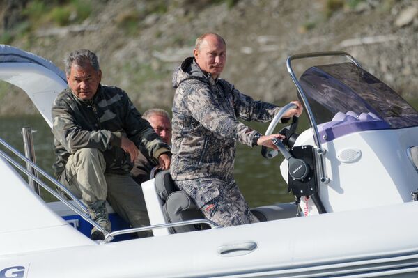 Президент России Владимир Путин и министр обороны РФ Сергей Шойгу во время посещения Государственного природного биосферного заповедника Саяно-Шушенский Президент России Владимир Путин и министр обороны РФ Сергей Шойгу во время посещения Государственного природного биосферного заповедника Саяно-Шушенский