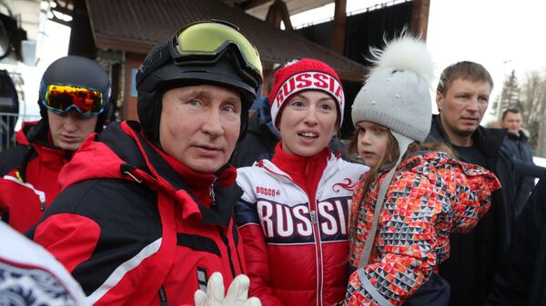 Президент РФ Владимир Путин фотографируется с людьми во время катания на лыжах в Сочи Президент РФ Владимир Путин фотографируется с людьми во время катания на лыжах в Сочи