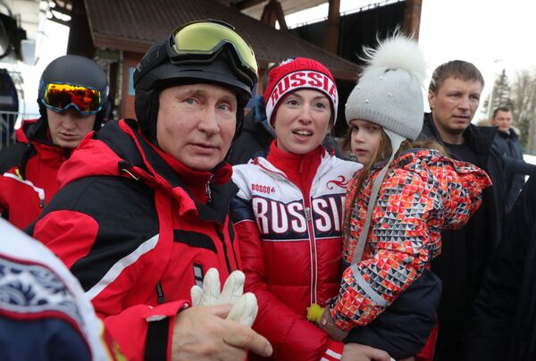 Президент РФ Владимир Путин фотографируется с людьми во время катания на лыжах в Сочи Президент РФ Владимир Путин фотографируется с людьми во время катания на лыжах в Сочи