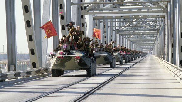 Окончание вывода ограниченного контингента советских войск из Демократической Республики Афганистан. Колонна бронетехники пересекает афгано-советскую границу по мосту Дружбы через реку Аму-Дарью Окончание вывода ограниченного контингента советских войск из Демократической Республики Афганистан. Колонна бронетехники пересекает афгано-советскую границу по мосту Дружбы через реку Аму-Дарью