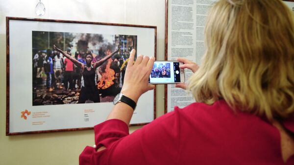 Посетительница выставки победителей IV Международного конкурса фотожурналистики имени Андрея Стенина в Праге Посетительница выставки победителей IV Международного конкурса фотожурналистики имени Андрея Стенина в Праге