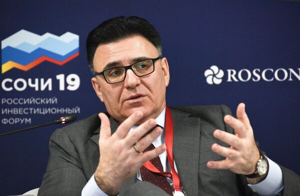 Руководитель федеральной службы по надзору в сфере связи, информационных технологий и массовых коммуникаций Александр Жаров на пресс-конференции Деловой климат в России Руководитель федеральной службы по надзору в сфере связи, информационных технологий и массовых коммуникаций Александр Жаров на пресс-конференции Деловой климат в России