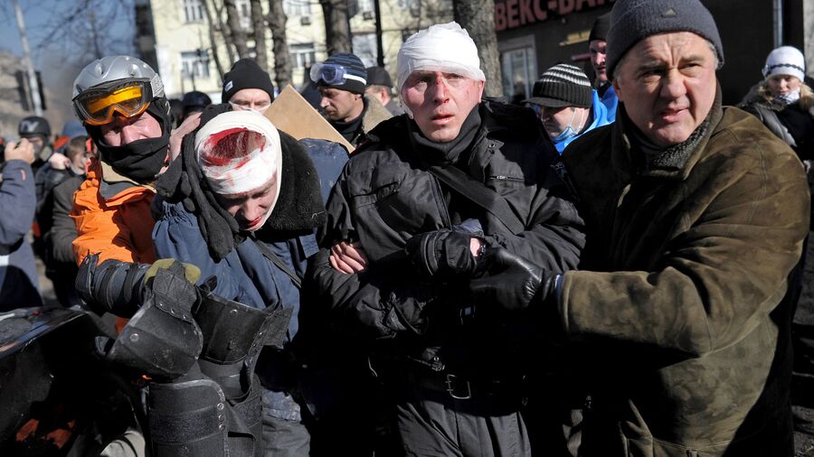 Сотрудники милиции, пострадавшие во время столкновений со сторонниками оппозиции в центре Киева Сотрудники милиции, пострадавшие во время столкновений со сторонниками оппозиции в центре Киева