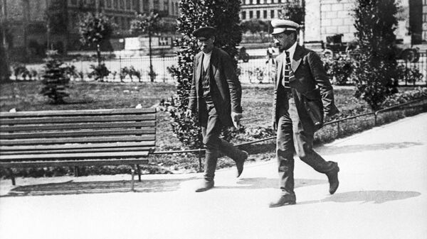 Яков Михайлович Свердлов возвращается с заседания V Всероссийского съезд Советов. Яков Михайлович Свердлов возвращается с заседания V Всероссийского съезд Советов.