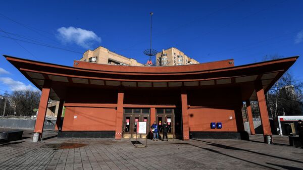 Наземный вестибюль станции метро Красносельская Сокольнической линии Московского метрополитена. Архивное фото Наземный вестибюль станции метро Красносельская Сокольнической линии Московского метрополитена. Архивное фото