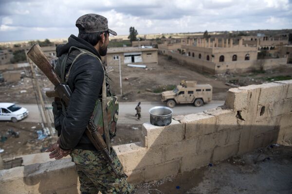 Боец Сирийских демократических сил (СДС) в деревне Багуз, Сирия Боец Сирийских демократических сил (СДС) в деревне Багуз, Сирия