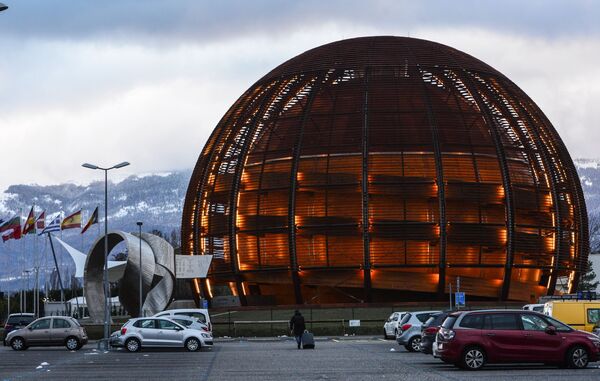 Глобус - символ Европейского совета по ядерным исследованиям ЦЕРН (CERN) в Женеве Глобус - символ Европейского совета по ядерным исследованиям ЦЕРН (CERN) в Женеве