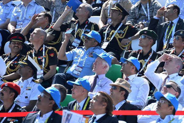 Посетители на выставке Aero India в Бангалоре Посетители на выставке Aero India в Бангалоре