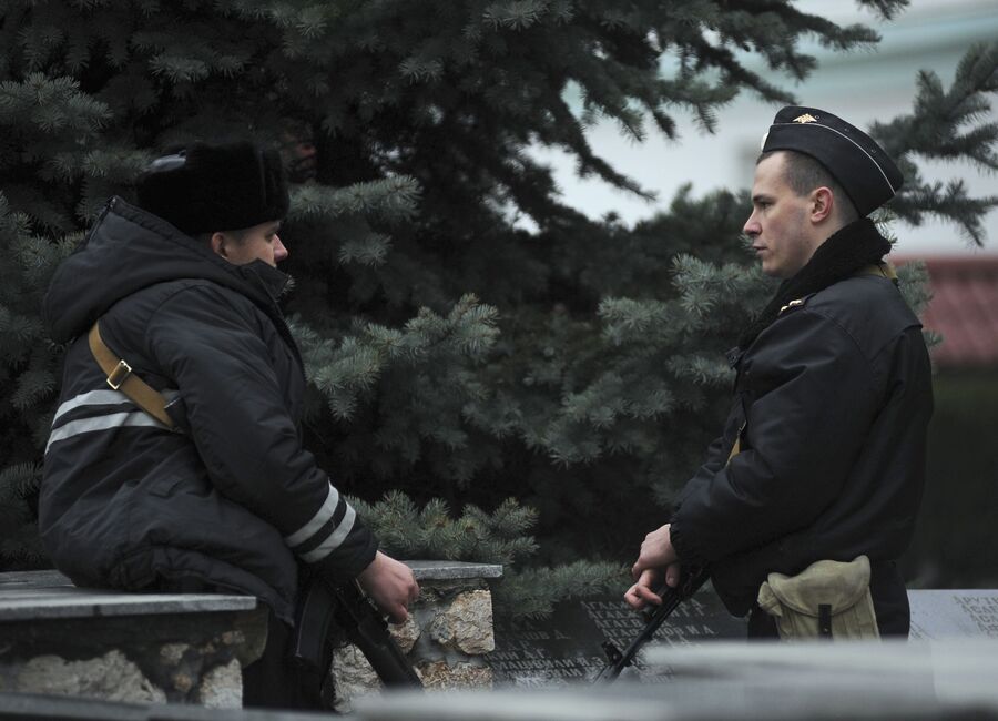 Российский и украинский военнослужащие на территории базы береговой охраны Украины в Балаклаве недалеко от Севастополя Российский и украинский военнослужащие на территории базы береговой охраны Украины в Балаклаве недалеко от Севастополя