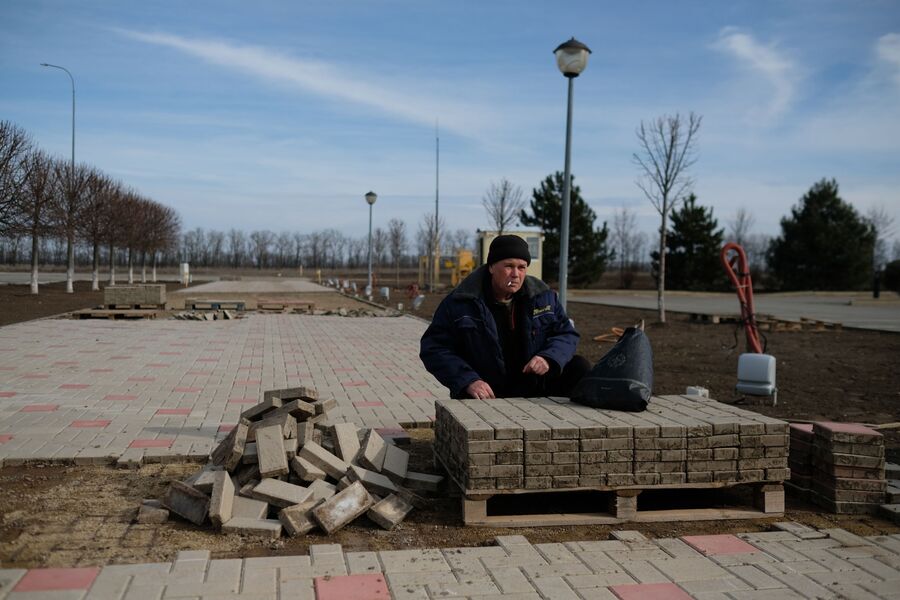 После закрытия казино за полцены продавали даже тротуарную плитку на территории После закрытия казино за полцены продавали даже тротуарную плитку на территории