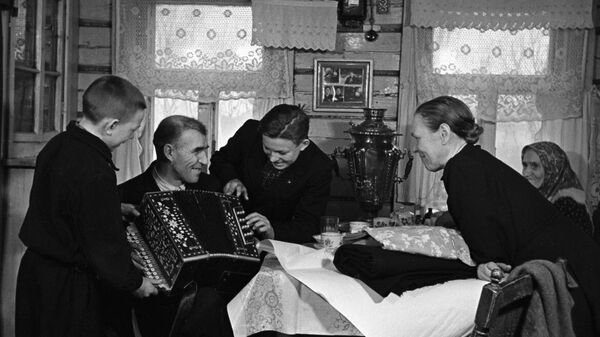 Колхозник привез подарки из Москвы Колхозник привез подарки из Москвы