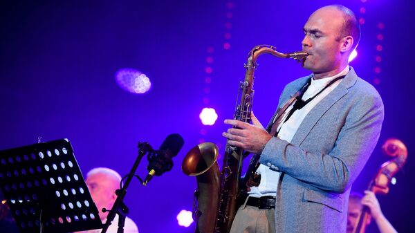 Музыкант-саксофонист Сергей Головня Музыкант-саксофонист Сергей Головня