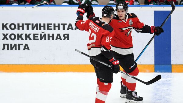 Игроки Авангарда Евгений Медведев (слева) и автор гола Денис Зернов Игроки Авангарда Евгений Медведев (слева) и автор гола Денис Зернов
