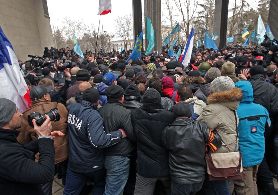 Участники митинга у здания Верховного совета Крыма в Симферополе Участники митинга у здания Верховного совета Крыма в Симферополе