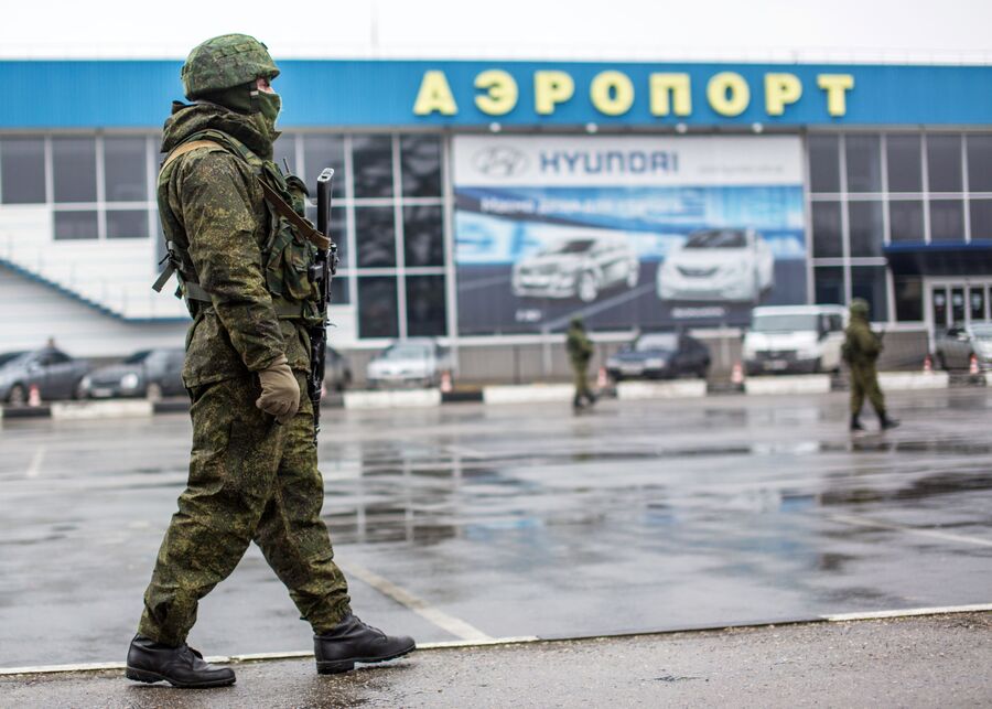 Вооруженный человек у здания аэропорта Симферополя Вооруженный человек у здания аэропорта Симферополя